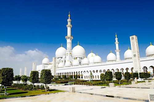 　　宏偉的阿布扎比大清真寺。
