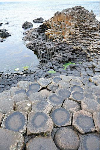 連片的六邊形石柱 連片的六邊形石柱