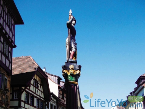 　　在那個(gè)春日艷陽(yáng)的午后,一艘白色的游船在幽藍(lán)的圖恩湖上緩行。