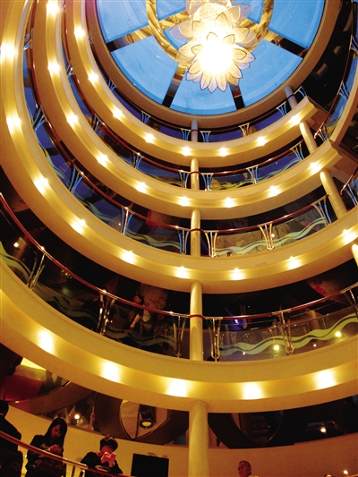 　　上下7層全部打通的大廳。