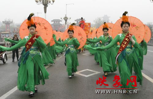 　　3月30日上午,開封市舉行2013中國(開封)清明文化節(jié)踏春巡游活動?！?　　