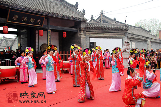 游客參觀清明小長假新推出的本土特色節(jié)目《鼓樂迎賓》。