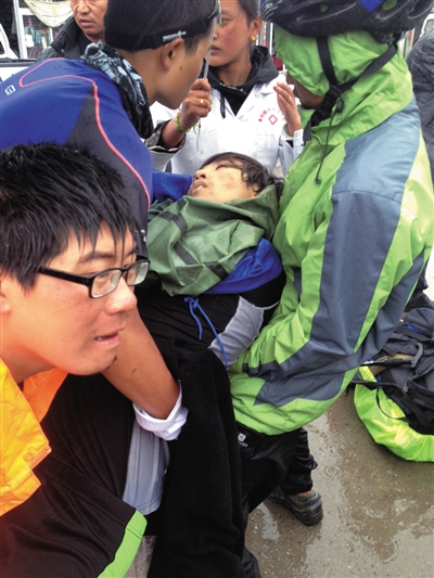 事發(fā)后,有驢友幫忙救治李翔(中)。驢友供圖