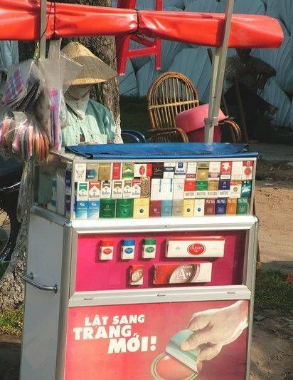 　煙攤，越南街頭隨處都是這樣的流動(dòng)小攤。