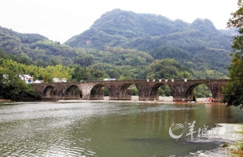 齊云山登封橋是登山的隘口,始建于明代,造型古樸典雅,蔚為壯觀。