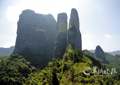 江郎山以“三爿石”著稱,三爿高約319米的巨石凌空而起。