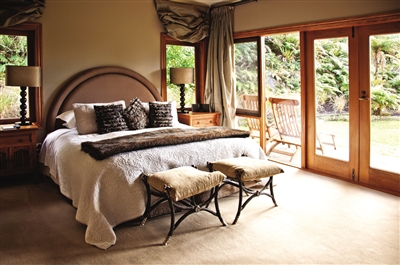 酒店住宿頗具特色,窗外就是 新西蘭的美麗景色。