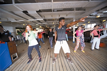 　　游客在“海娜號”郵輪甲板上共舞。