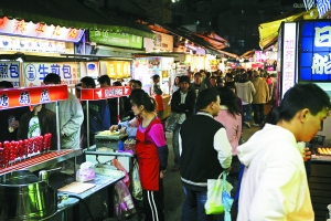 　　品味臺(tái)灣,又怎能錯(cuò)過那些親民夜市。