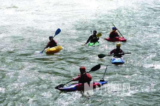 在白浪滔天的怒江 讓我們蕩起雙槳 在白浪滔天的怒江 讓我們蕩起雙槳