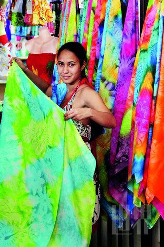 　　Pareo,這一幅幅有著漂亮圖案、色彩繽紛的布,是大溪地人最美的衣