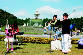 　　可愛的臺(tái)灣囝仔DoReMi家族以及樂(lè)樂(lè)莫札特樂(lè)團(tuán),周末都將會(huì)在歐洲花園園區(qū)內(nèi)演奏紫色狂想曲,提供