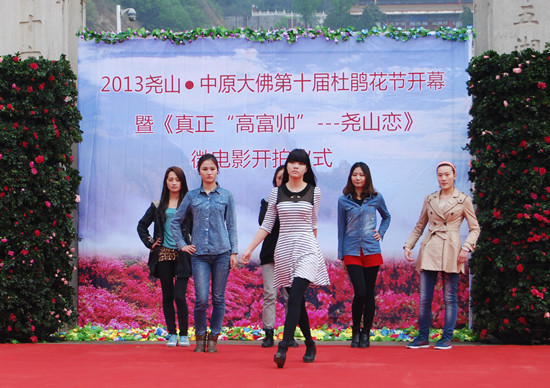 時(shí)尚靚麗的妹子來到堯山大佛景區(qū) 時(shí)尚靚麗的妹子來到堯山大佛景區(qū)