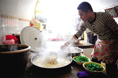 榆林的羊雜湯總是要加上大量的粉條。