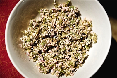 作為香料的扎蒙是一種陜北常見的細(xì)碎野花。