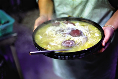 酸菜燉血腸是長白山一帶常見的菜品,有著東北地區(qū)典型的質(zhì)樸、實(shí)在的風(fēng)格。