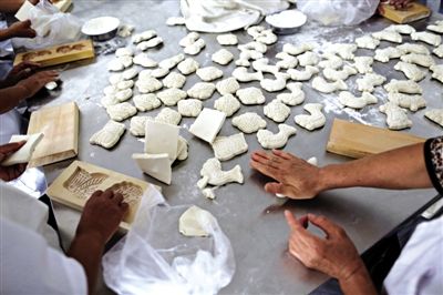 面花是黃驊最有特色的一種面食，常見于各種禮事和節(jié)日宴席上，充滿了儀式感。