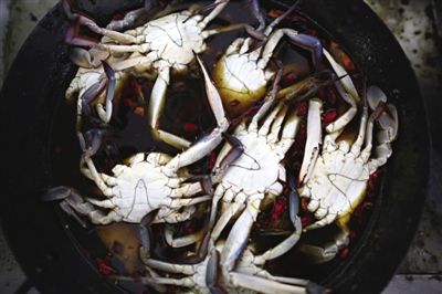 青蟹需用鹽水腌漬8個小時。