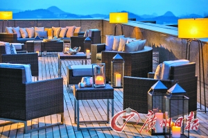 露臺能觀賞美麗山色。