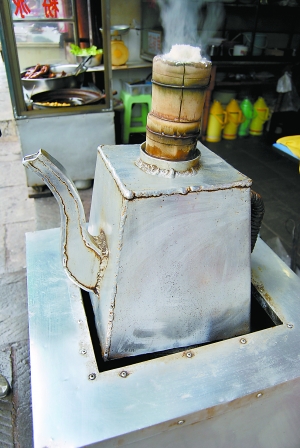 青巖古鎮(zhèn)的糕粑稀飯。