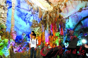 五光十色的封開龍山溶洞步移景換,令人贊嘆。
