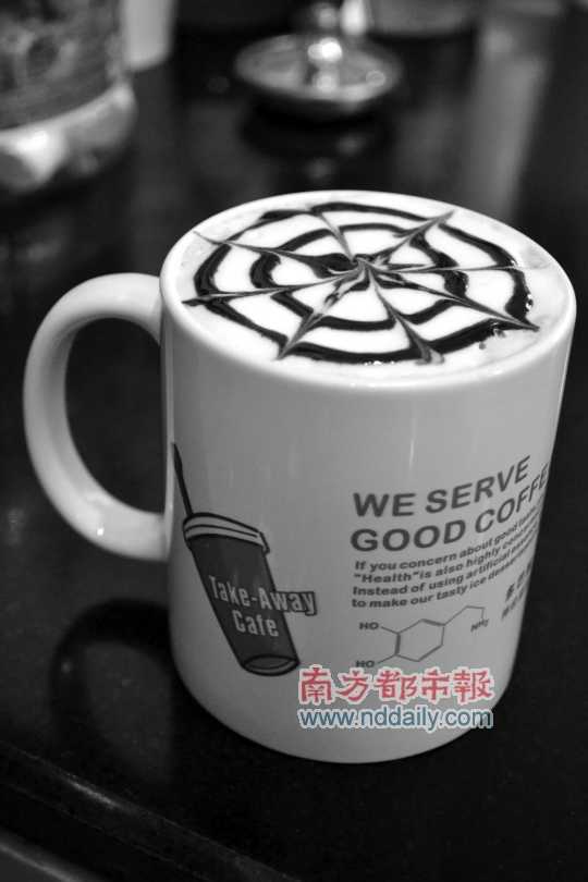 多巴胺行動咖啡店的摩卡,入口醇滑。