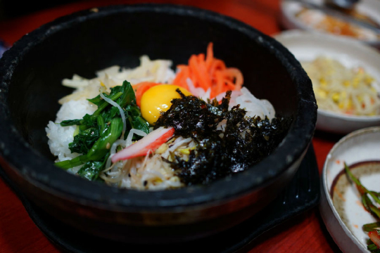 色澤誘人的石鍋拌飯 色澤誘人的石鍋拌飯