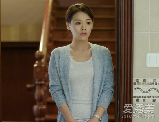 灰色開衫內(nèi)搭圓領(lǐng)的米色T恤，優(yōu)雅知性