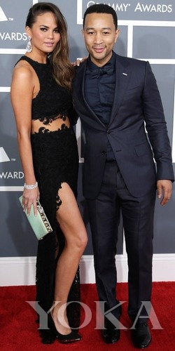 約翰·傳奇和女友Chrissy Teigen，Chrissy身穿Joy Cioci