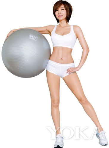 這個辣姐已經(jīng)是46歲超高齡啦，看人家的鉆石型小腹