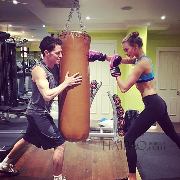 超?？ɡ颉た藙谒?(Karlie Kloss) 近期健身私照