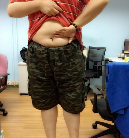 反手摸肚臍，逗b示范哈哈......