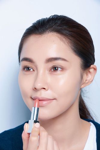 艷陽天 太陽鏡和口紅會(huì)更配哦