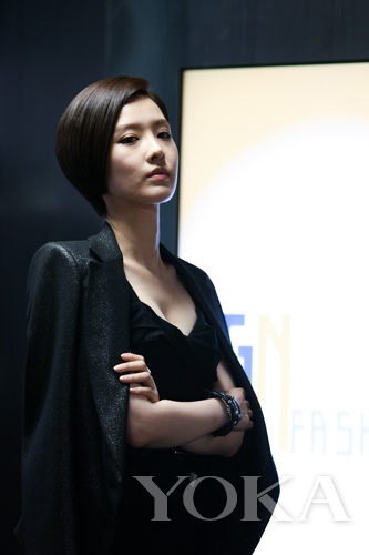 申映畫是極具事業(yè)心的富家小姐，造型簡約干練，面料質(zhì)地上乘