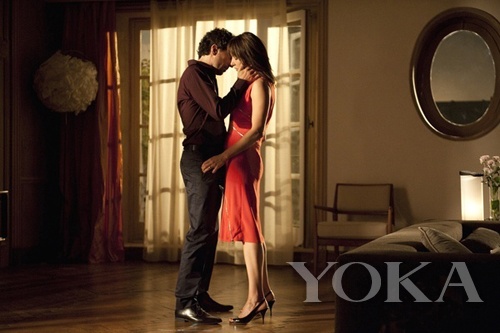 基本款用漿果色散發(fā)女人味，腰間的獨(dú)特設(shè)計(jì)更添風(fēng)情