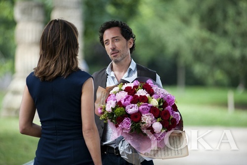 背影的完美同樣重要，衣服上的橫紋說明太緊繃、手肘處的橫紋說明肌質(zhì)老化。