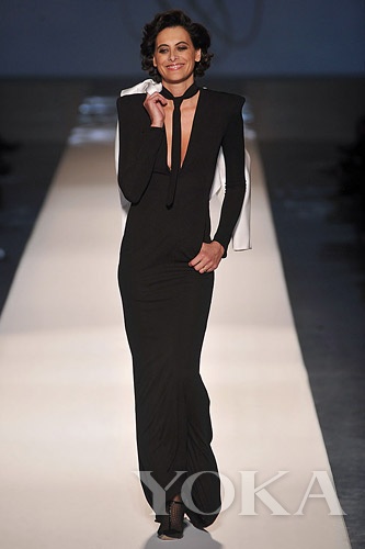 纖細(xì)的領(lǐng)帶既融于服裝，又升華造型