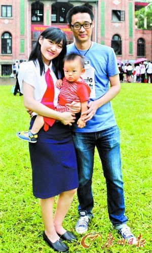 大三女生休學生子 帶孩子畢業(yè)走另類人生路 大三女生休學生子 帶孩子畢業(yè)走另類人生路