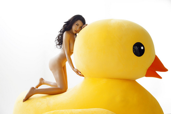 龔玥菲全裸戀上大黃鴨 龔玥菲全裸戀上大黃鴨