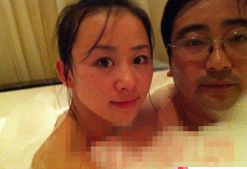 女主播紀某與國家檔案局官員范某。