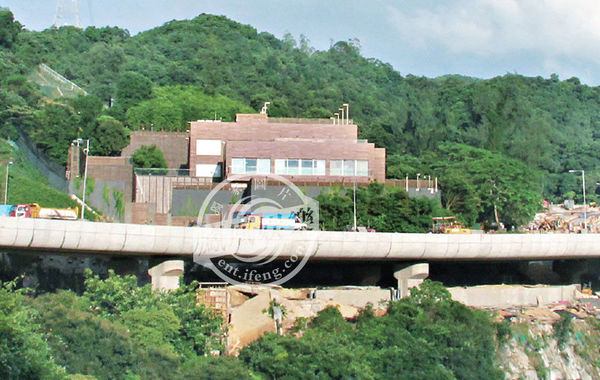 據悉，“皇宮”有3層高、分前后兩座大宅。前座兩層是邢家的游樂場，地下一層分別設有室外及室內泳池，