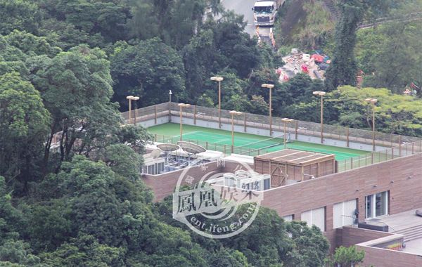 林青霞1994年6月29日嫁給香港商人邢李源，淡出影壇。林青霞婚后樂于相夫教女，其丈夫于2010年退