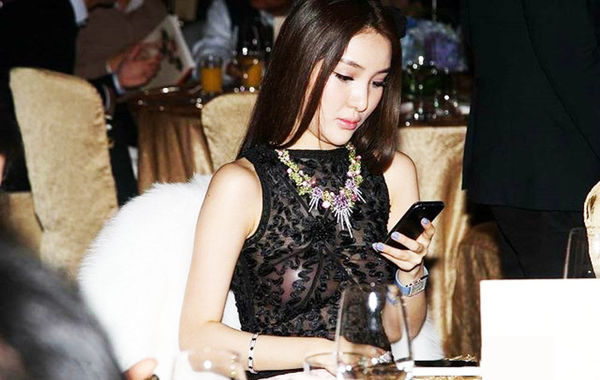 2013年11月30日，郭美美出席保利珠寶拍賣活動(dòng)，現(xiàn)場(chǎng)郭美美一席透視的上衣性感現(xiàn)身，胸前乳貼顯露無(wú)