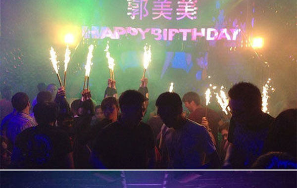 2013年6月16日下午，郭美美在網(wǎng)上曬出一組慶生照。通過(guò)照片可以看出，酒吧的巨大舞池中燃放焰火