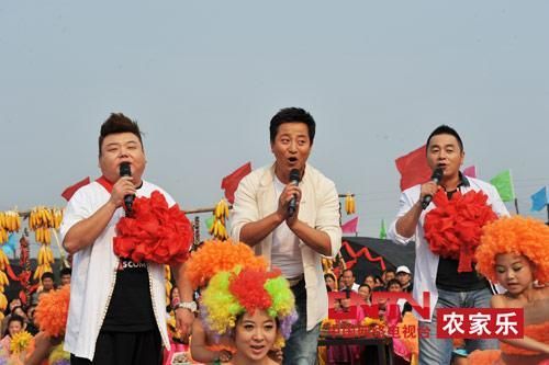 央視7套《鄉(xiāng)村大世界》節(jié)目主持人，左一為劉剛