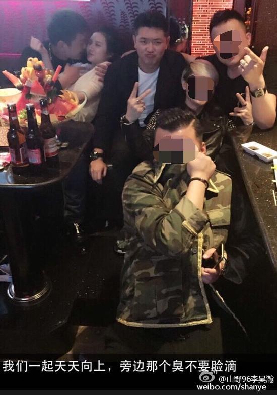 田源朋友辟謠稱左側(cè)抱著女子親吻的是田源的發(fā)小，女子的男友。