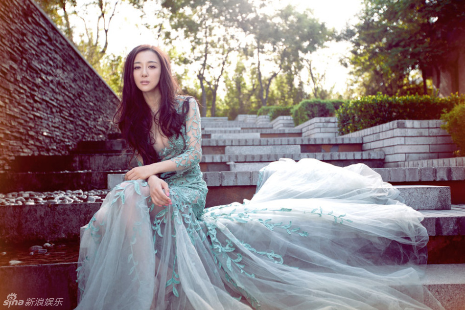 李依曉華麗展現(xiàn)虞美人典雅氣質(zhì) 李依曉華麗展現(xiàn)虞美人典雅氣質(zhì)