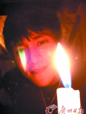 陳坤關(guān)燈點蠟遭網(wǎng)友圍攻文盲 陳坤關(guān)燈點蠟遭網(wǎng)友圍攻文盲