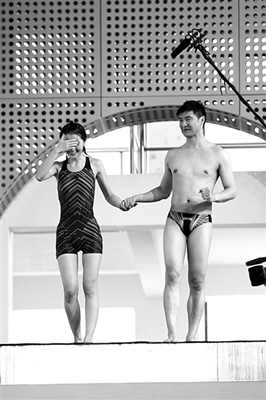 蔡卓妍進(jìn)行《中國星跳躍》的訓(xùn)練，她在教練田亮的陪伴下走上跳臺，但仍嚇得不敢往下看。 實(shí)習(xí)生 翟超 攝