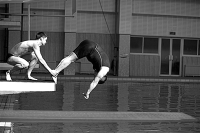 田亮正在給陳光標(biāo)把關(guān)、塑形。